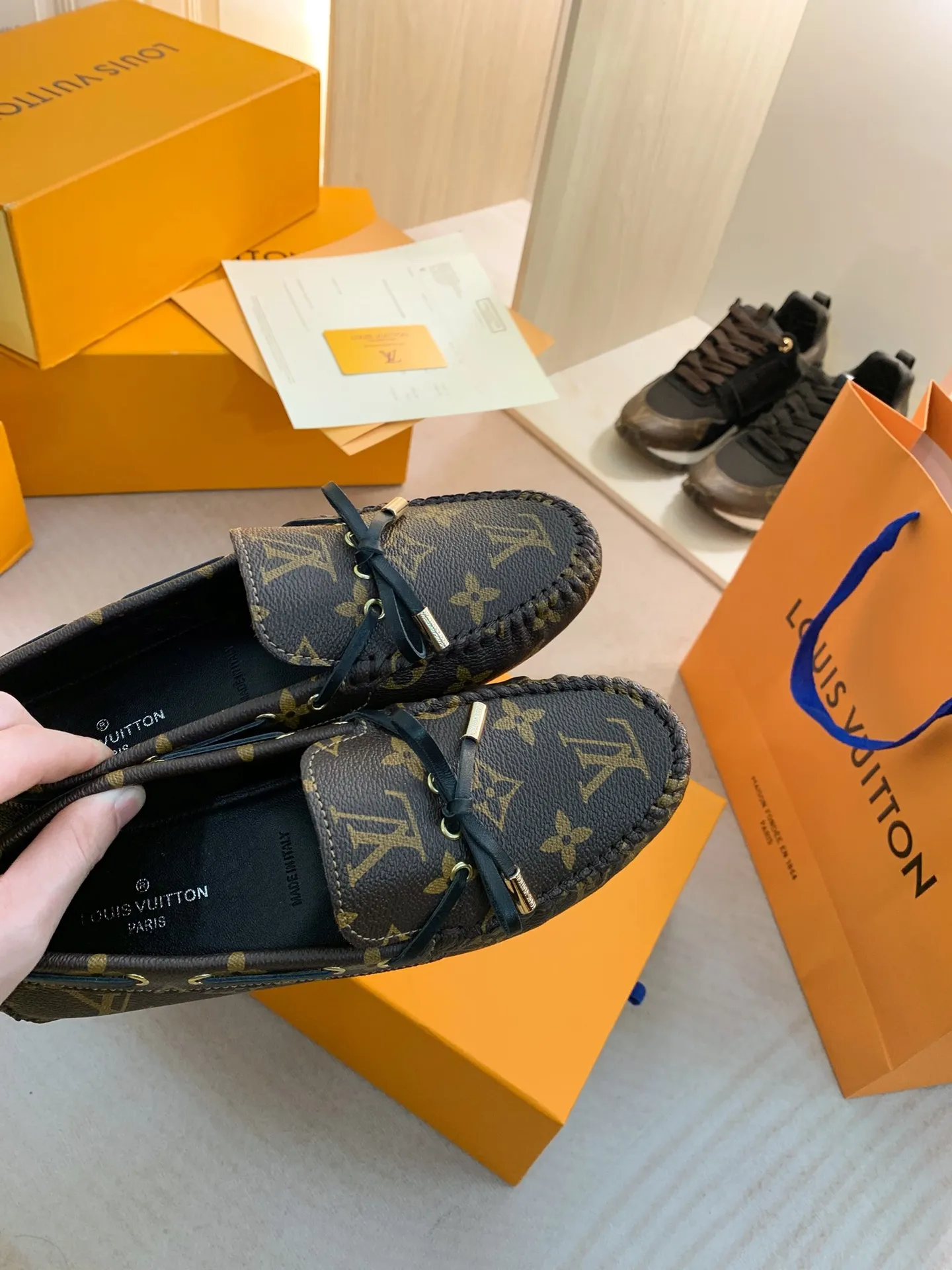 p460💰Couple model❤️🇫🇷 𝙇𝙤𝙪𝙞𝙨 𝙑𝙪𝙞𝙩𝙩𝙤𝙣 🇫🇷Louis Vuitton 2023 Classic𝓛𝓿 𝓣𝓻𝓪𝓲𝓷𝓮𝓻 Sports Series ➪➪➪¯ [Arizona Doudou Shoes Series] ▪️▪️▪️Arizona slip-on shoes are made of Monogram Eclipse canvas. Its hand-painted and dyed edges and hand-sewn uppers fully demonstrate Louis Vuitton's traditional shoemaking craftsmanship. This slip-on shoe is very lightweight. The integrated tongue and upper make it particularly comfortable and flexible. The soft outsole is equipped with rubber padding. Decorated with matching sash. Detailed features: ☑️Monogram Eclipse canvas ☑️Black Eclipse pattern ☑️Hand-painted shoe edges ☑️Hand-sewn uppers (each pair takes time to process) ☑️Integrated tongue and upper construction ☑️Outsole equipped with rubber lining ☑️size: 35_46